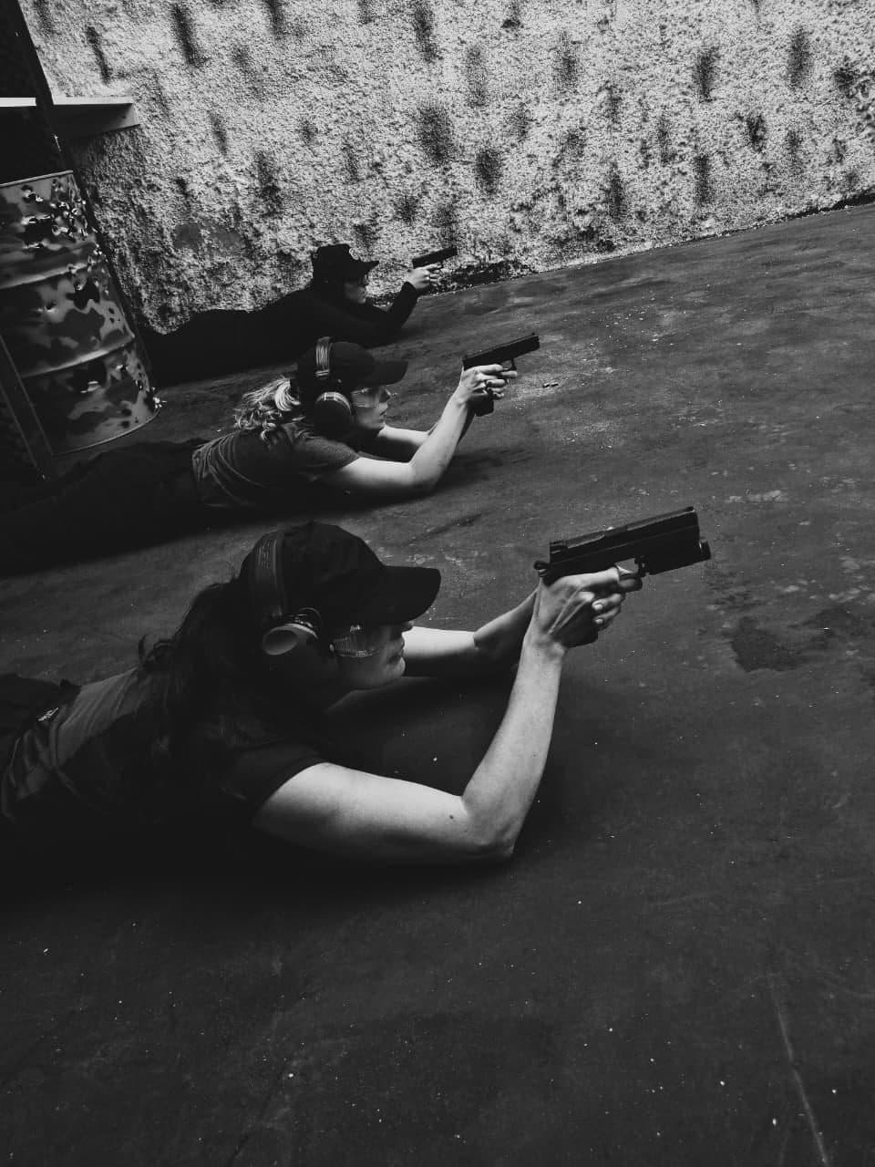 Treino de tiro em posição deitada no estande