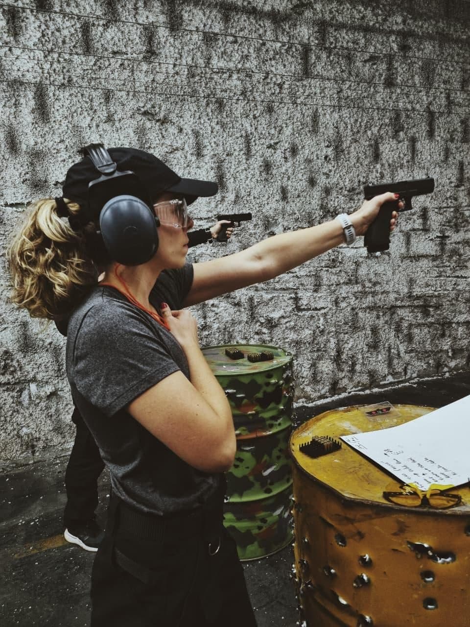 Atiradora disparando pistola durante o curso