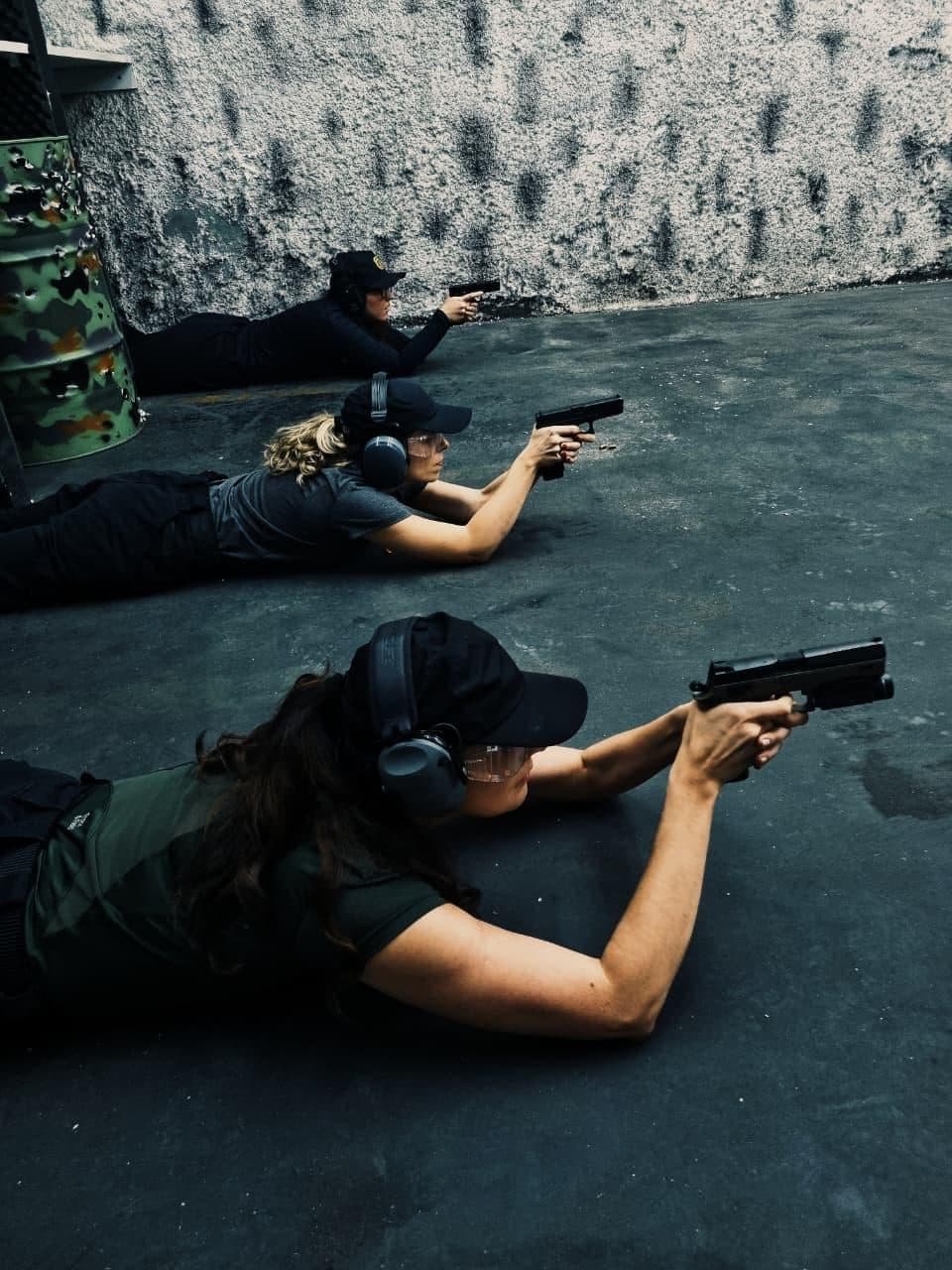 Linha de atiradores treinando tiro deitado